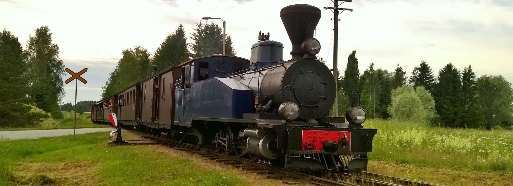 Kapearaiteinen museojuna liikennöi Jokioisten ja Humppilan välillä. Narrow gauge museum train operates in Jokioinen and Humppila.